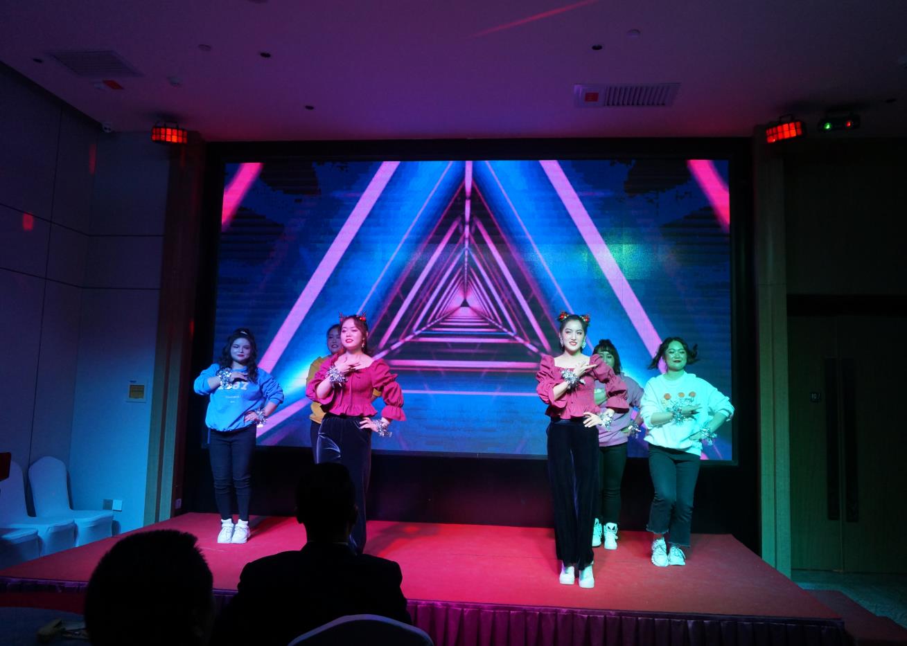 5f0aa0136e06e.jpg 年会14.jpg