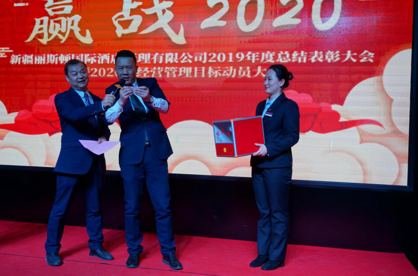 5f0aa0500a163.jpg 年会12.jpg